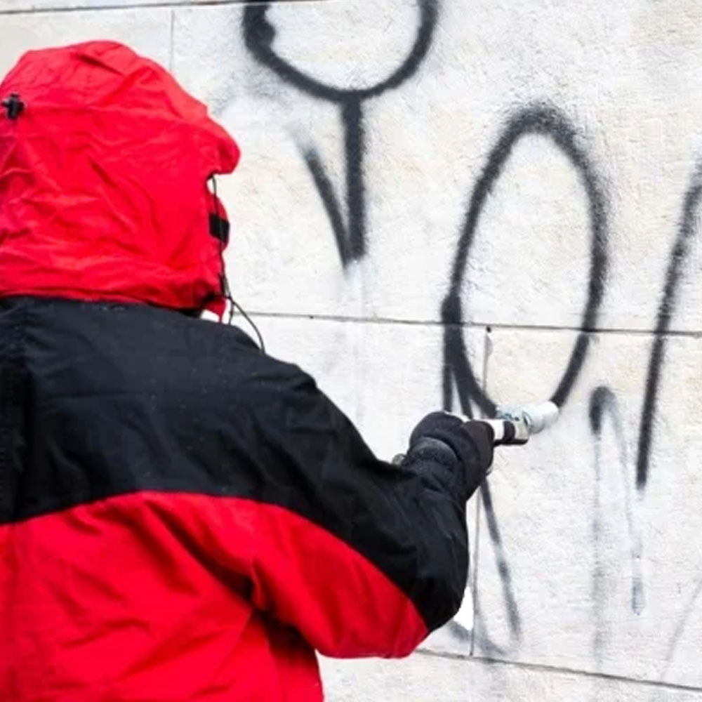 Hogyan lehet eltávolítani a graffitit a homlokzatról