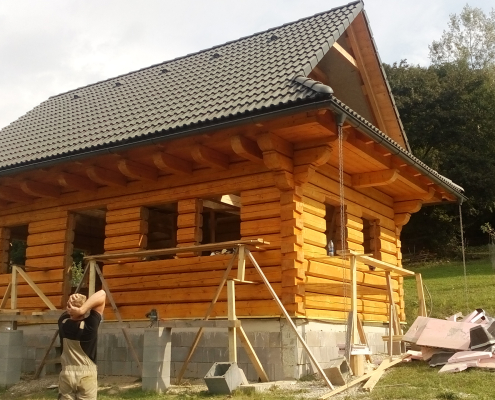 Isokor - výbrus a náter novej drevenice