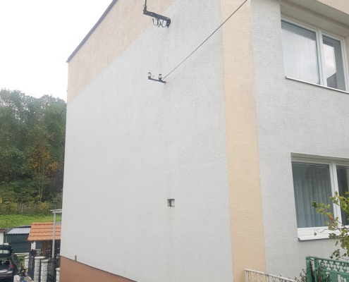 Plieseň na fasáde domu