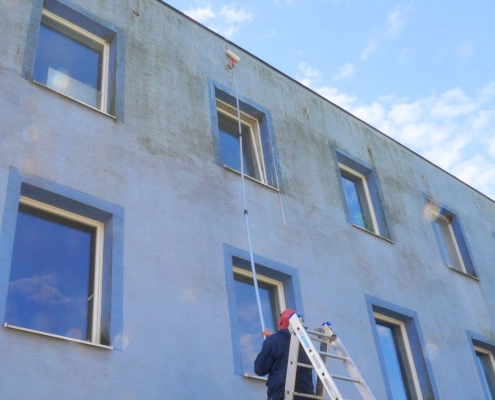 Umývanie fasády priemyselného objektu.