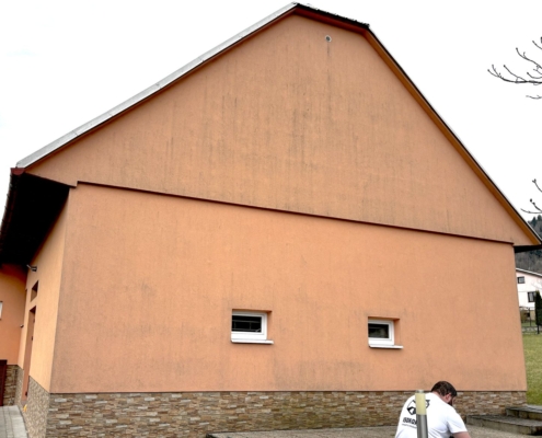 Isokor Facade Professional - Univerzális tisztítószer homlokzatokhoz, burkolatokhoz és tetőkhöz.